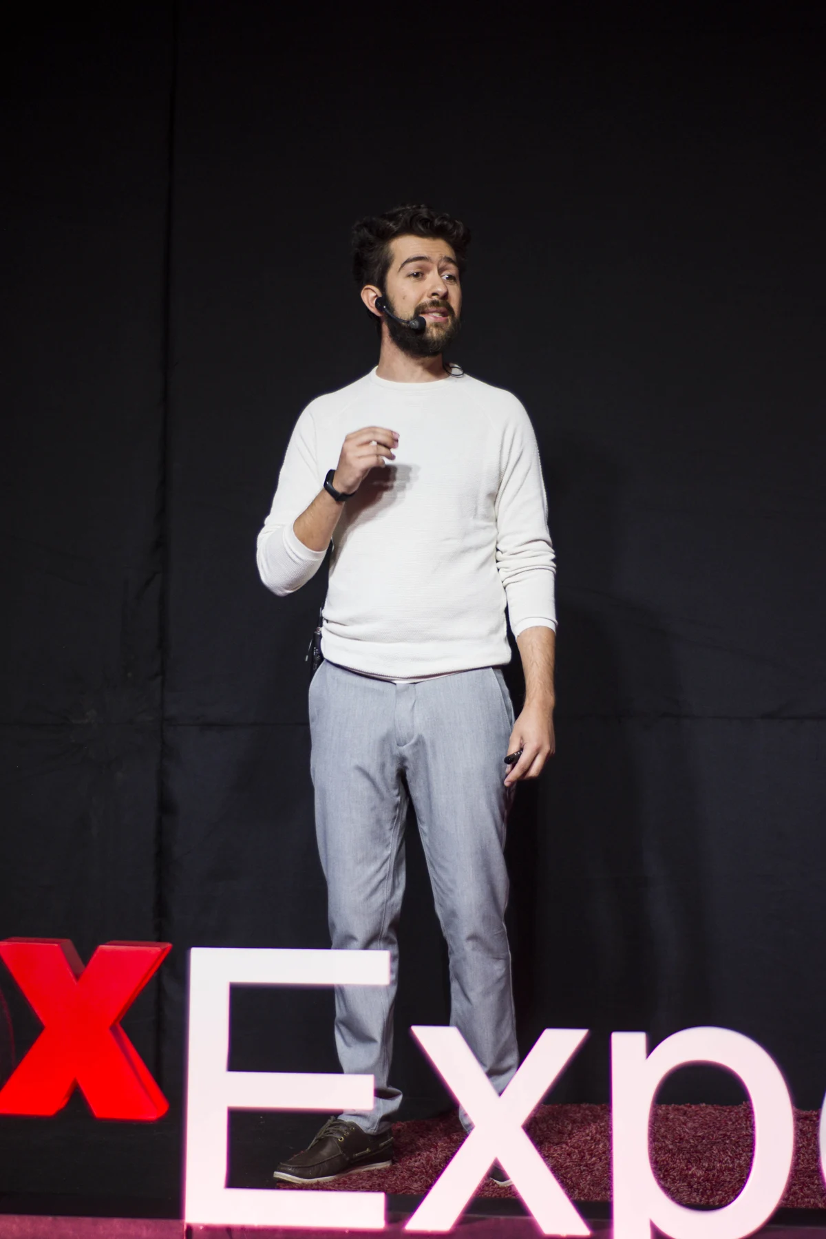 Fernando Granato palestrando no palco